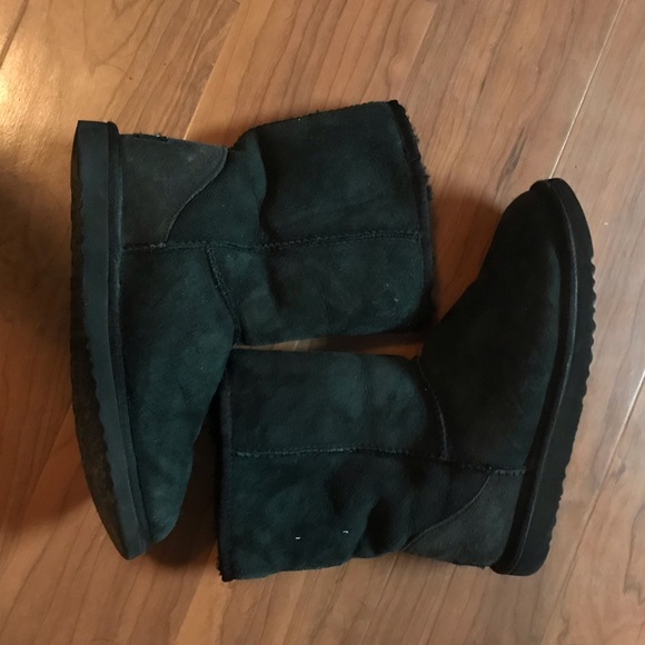 UGG Shoes - Short Black Ugg Boots - size 6